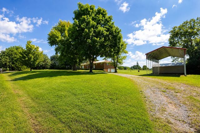 968 Old Nashville Hwy, Mc Ewen, TN 37101