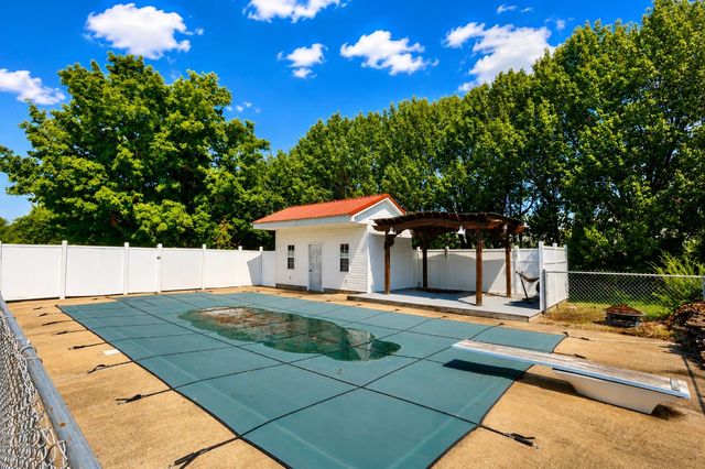 968 Old Nashville Hwy, Mc Ewen, TN 37101