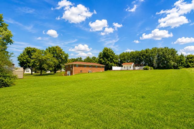 968 Old Nashville Hwy, Mc Ewen, TN 37101