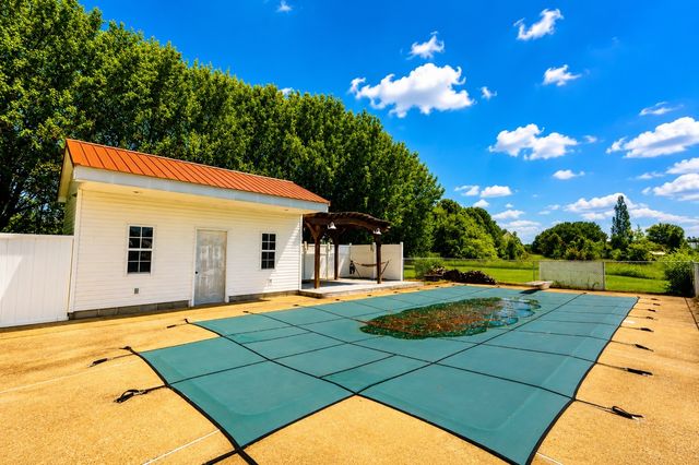 968 Old Nashville Hwy, Mc Ewen, TN 37101