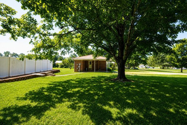 968 Old Nashville Hwy, Mc Ewen, TN 37101
