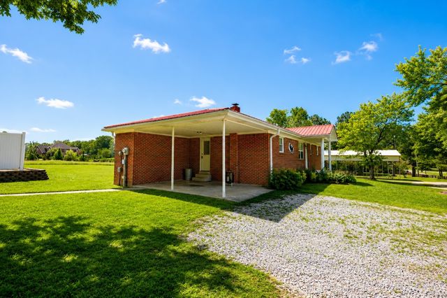 968 Old Nashville Hwy, Mc Ewen, TN 37101