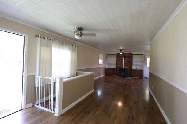 968 Old Nashville Hwy, Mc Ewen, TN 37101