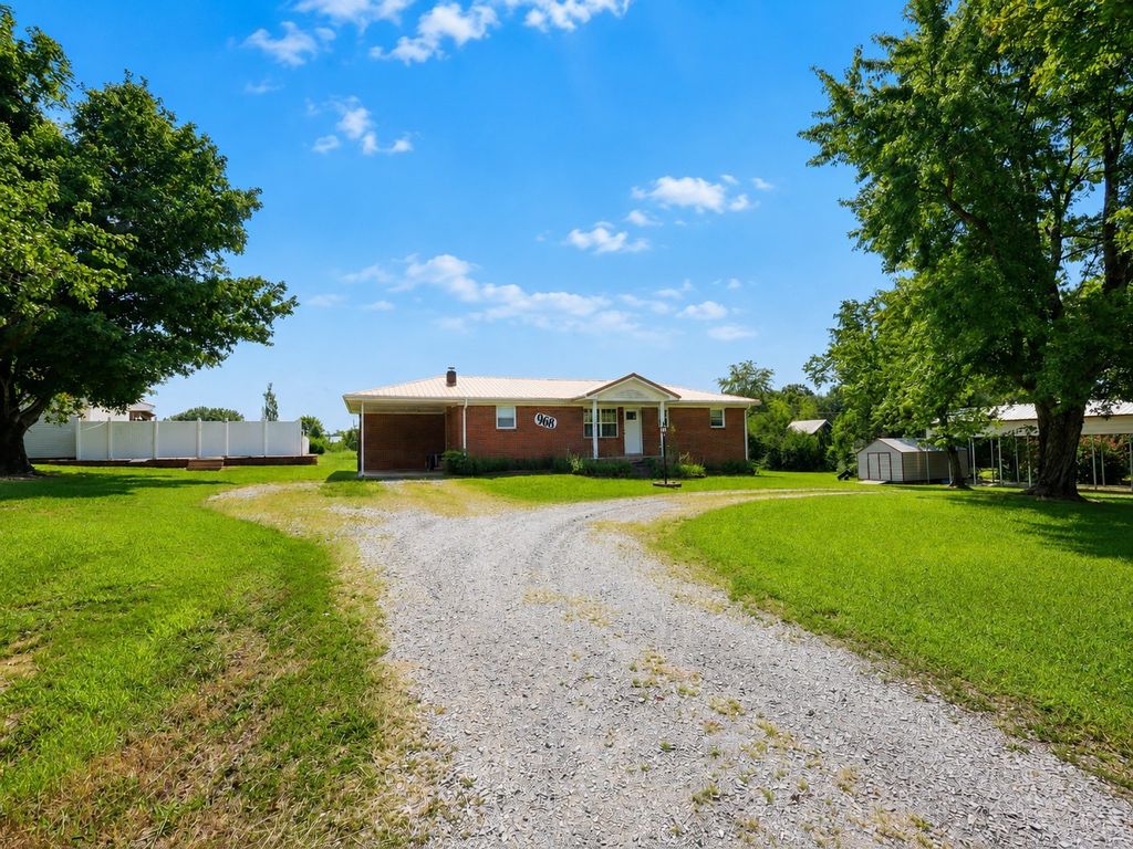 968 Old Nashville Hwy, Mc Ewen, TN 37101