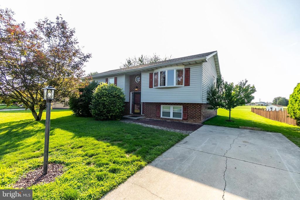 677 POPLAR ST, Hanover, PA 17331