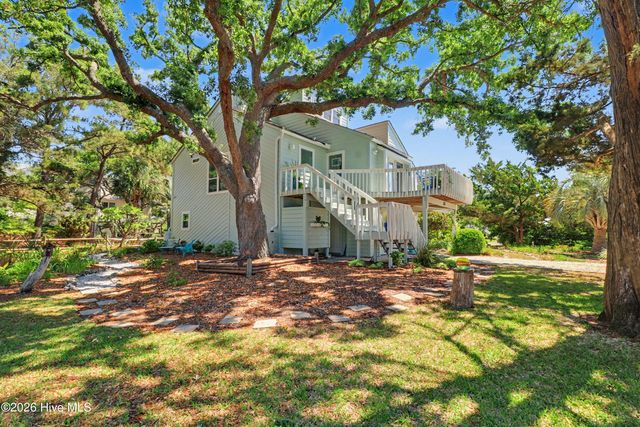 301 22nd Place E, Oak Island, NC 28465