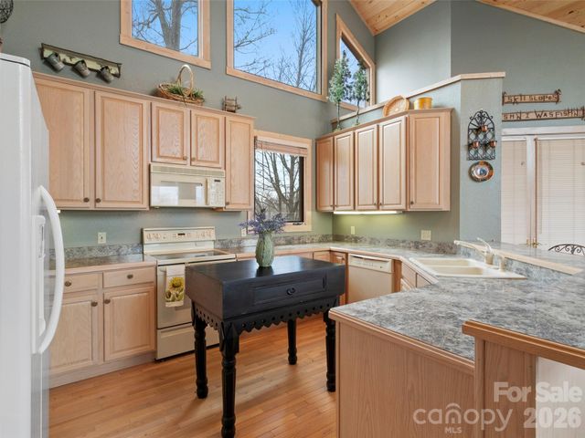 2163 Mountain Air Drive, Burnsville, NC 28714