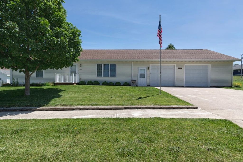 706 5th St., Parkersburg, IA 50665