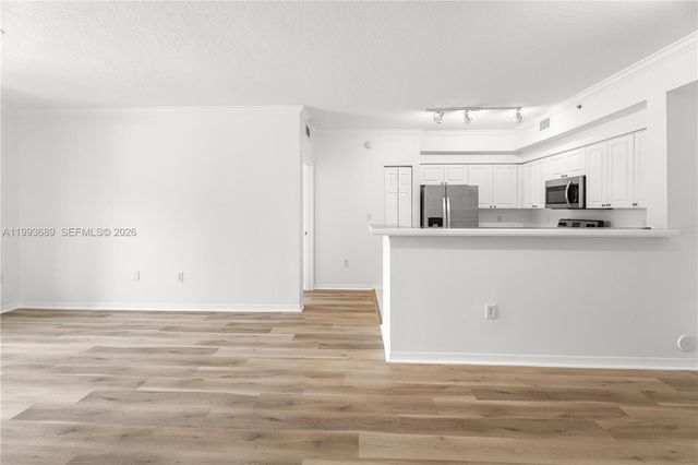 6851 SW 44th St 305, Miami, FL 33155