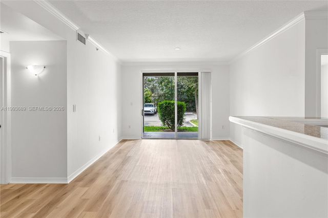 6851 SW 44th St 305, Miami, FL 33155