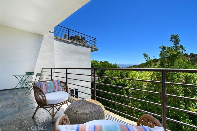 15059 Rayneta Drive, Sherman Oaks, CA 91403