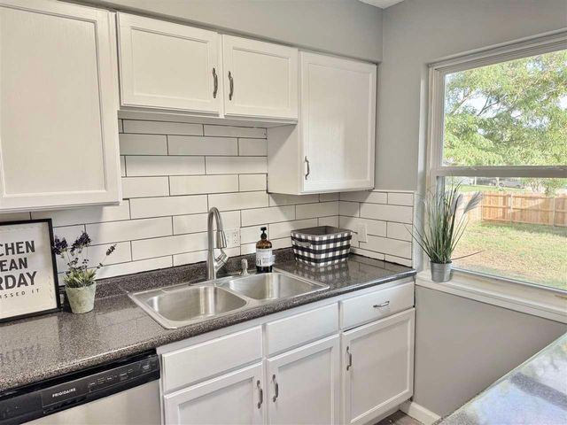 5802 NW Kinyon Ave, Lawton, OK 73505
