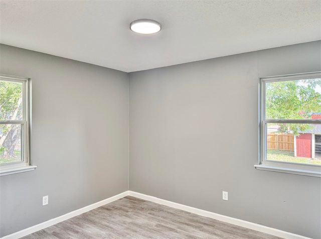 5802 NW Kinyon Ave, Lawton, OK 73505