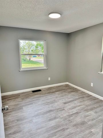 5802 NW Kinyon Ave, Lawton, OK 73505