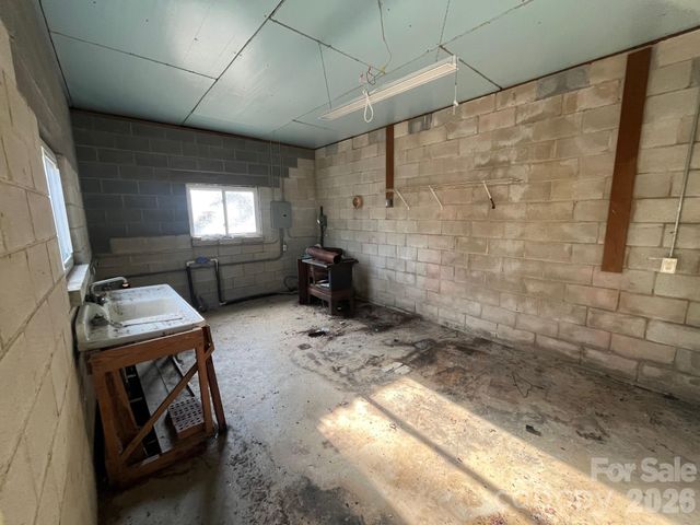 5167 US 221 Highway N, Marion, NC 28752