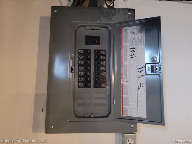 21741 Church Street, Oak Park, MI 48237