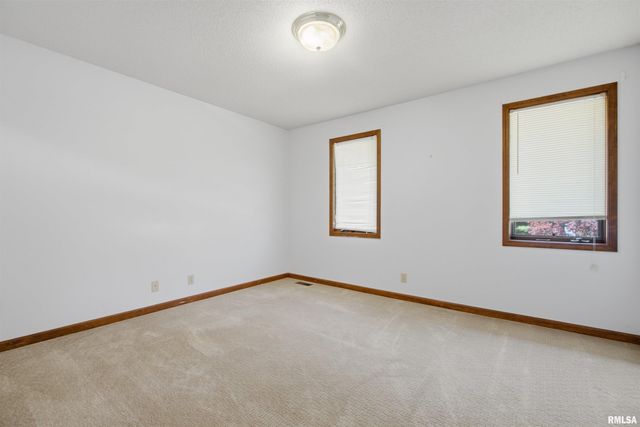 916 W GILES Lane, Peoria, IL 61614