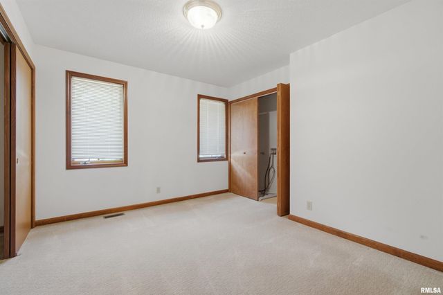 916 W GILES Lane, Peoria, IL 61614