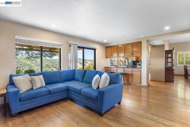 6444 Boone Dr, Castro Valley, CA 94552