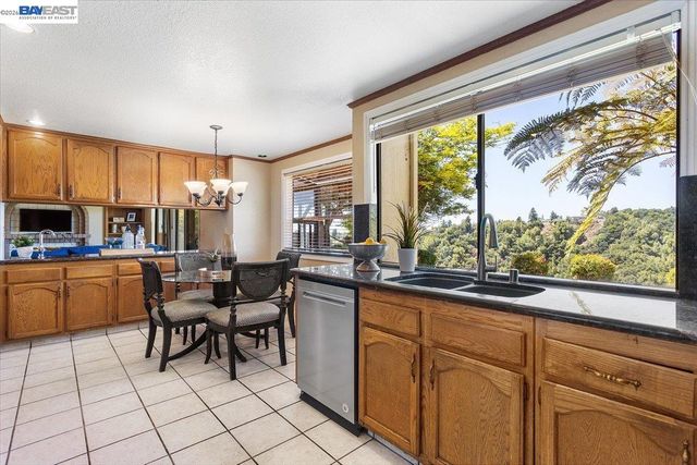 6444 Boone Dr, Castro Valley, CA 94552