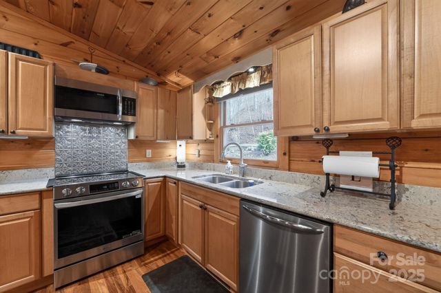 676 Henry Dingus Way, Maggie Valley, NC 28751