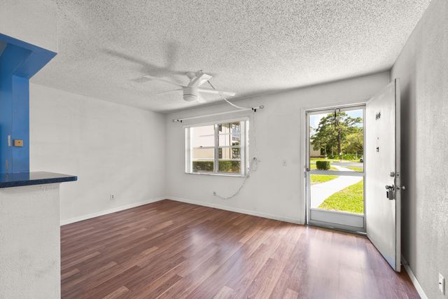 28 Lake Vista Trl Apt 104, Port St Lucie, FL 34952
