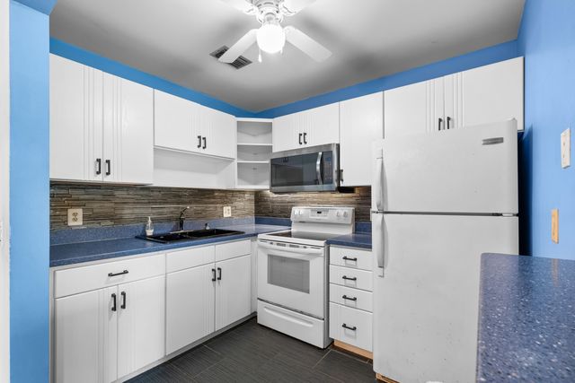 28 Lake Vista Trl Apt 104, Port St Lucie, FL 34952