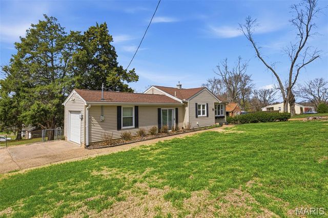 25 Delord Avenue, Maryland Heights, MO 63043