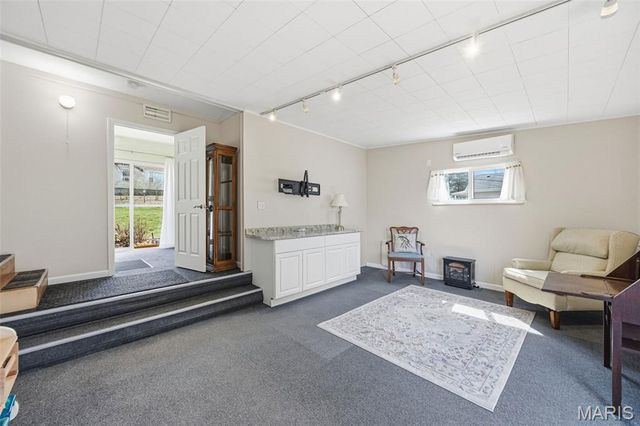 25 Delord Avenue, Maryland Heights, MO 63043