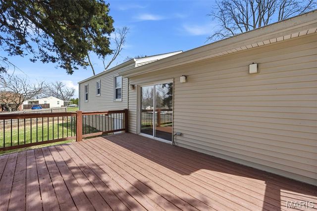 25 Delord Avenue, Maryland Heights, MO 63043