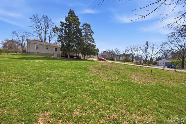 25 Delord Avenue, Maryland Heights, MO 63043