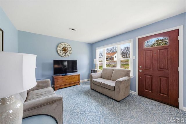 25 Delord Avenue, Maryland Heights, MO 63043