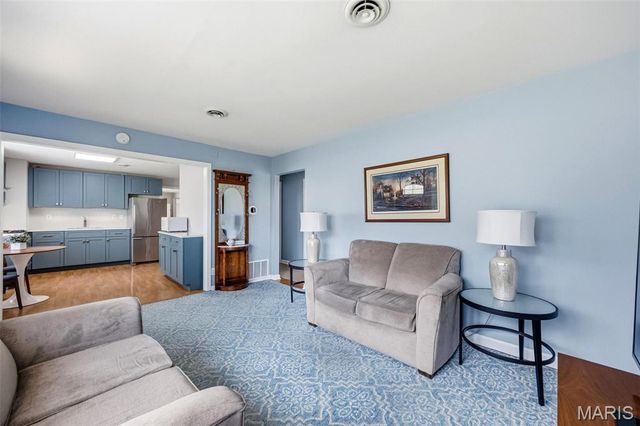 25 Delord Avenue, Maryland Heights, MO 63043