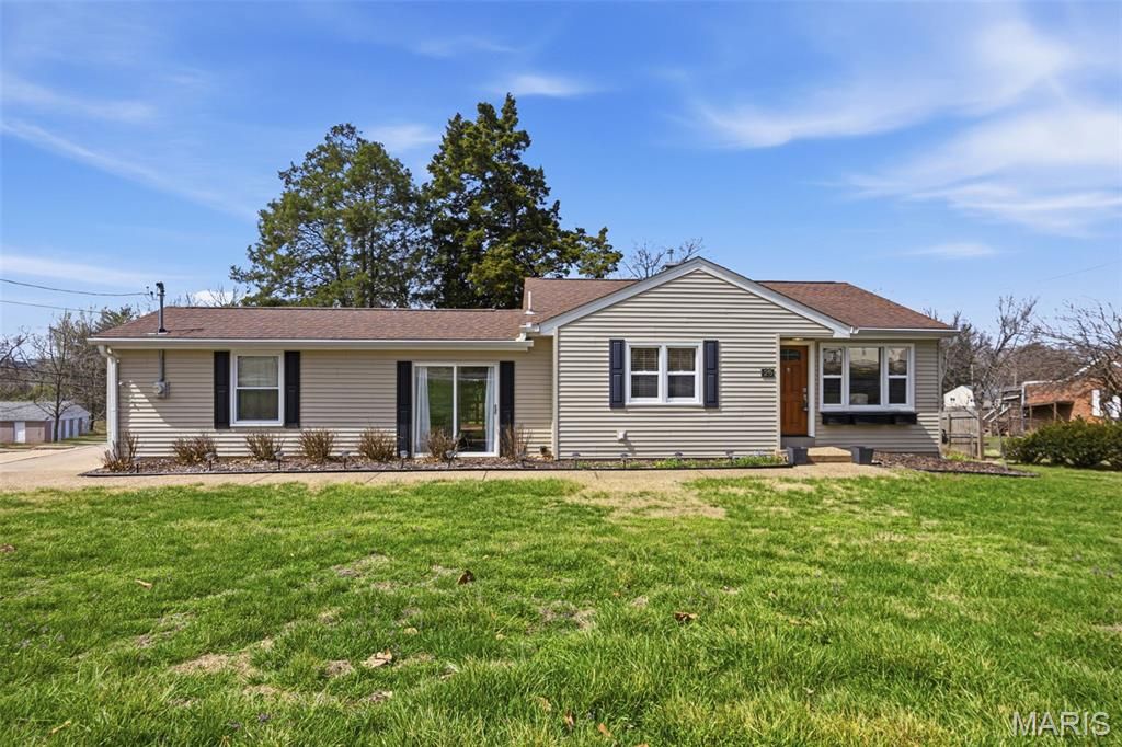 25 Delord Avenue, Maryland Heights, MO 63043