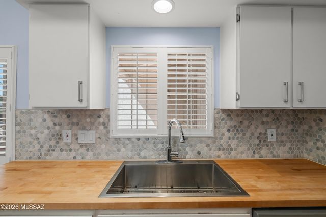 320 N Calle Del Lago, Green Valley, AZ 85614