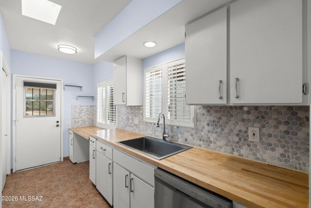 320 N Calle Del Lago, Green Valley, AZ 85614