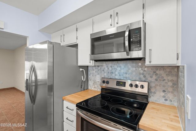 320 N Calle Del Lago, Green Valley, AZ 85614