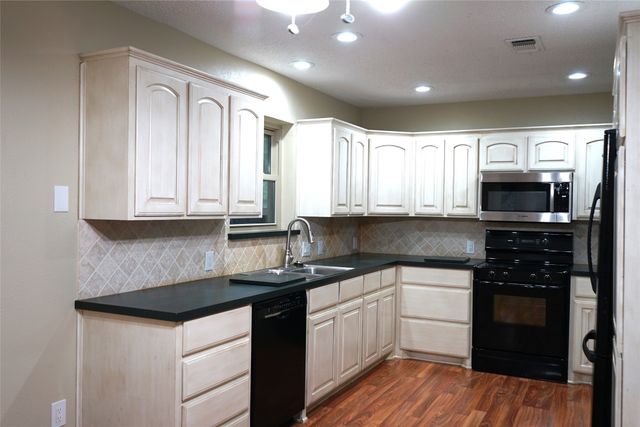2504 Avonhill Drive, Arlington, TX 76015