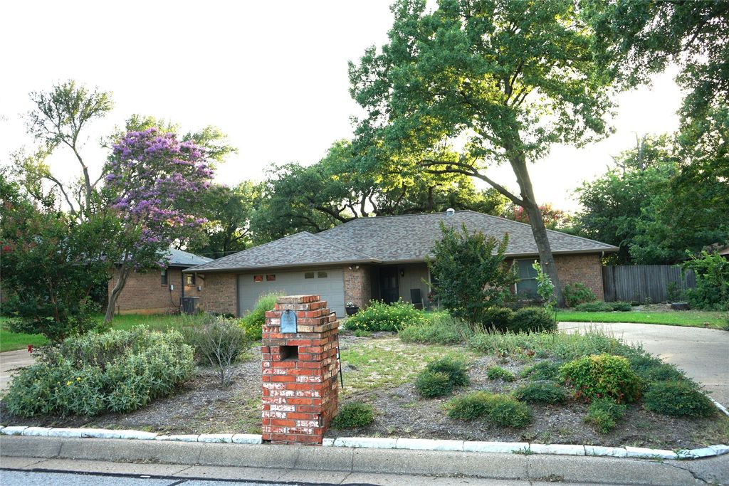 2504 Avonhill Drive, Arlington, TX 76015