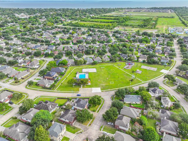 914 Chase Creek Circle, Bacliff, TX 77518