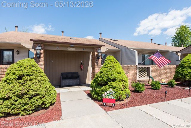 61962 YORKTOWN Drive 2, South Lyon, MI 48178