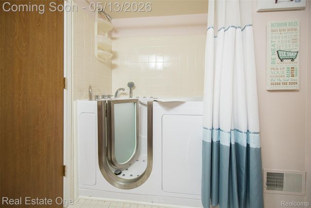 61962 YORKTOWN Drive 2, South Lyon, MI 48178