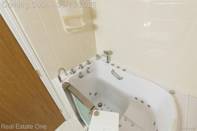 61962 YORKTOWN Drive 2, South Lyon, MI 48178