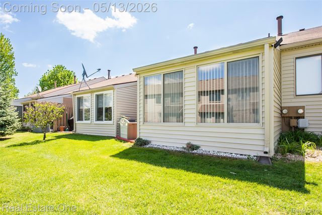 61962 YORKTOWN Drive 2, South Lyon, MI 48178