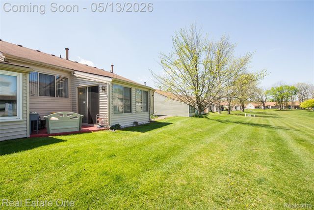 61962 YORKTOWN Drive 2, South Lyon, MI 48178