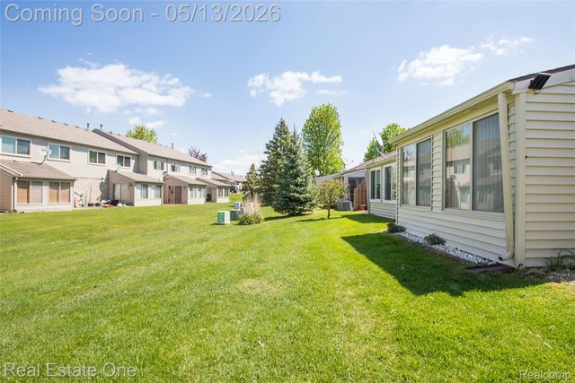 61962 YORKTOWN Drive 2, South Lyon, MI 48178