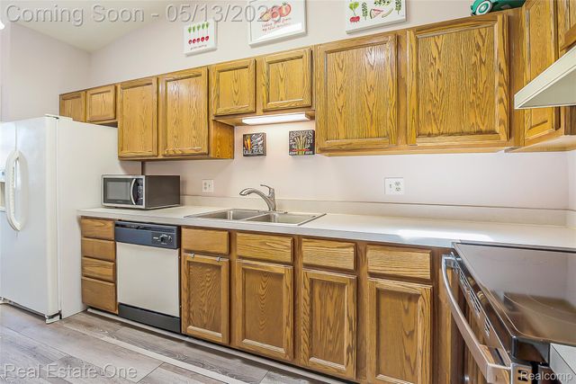 61962 YORKTOWN Drive 2, South Lyon, MI 48178