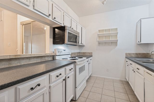 5550 SPRING VALLEY f22, Dallas, TX 75254