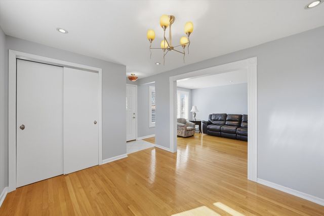 8215 Austin Avenue, Burbank, IL 60459