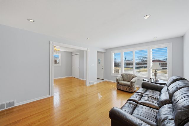 8215 Austin Avenue, Burbank, IL 60459